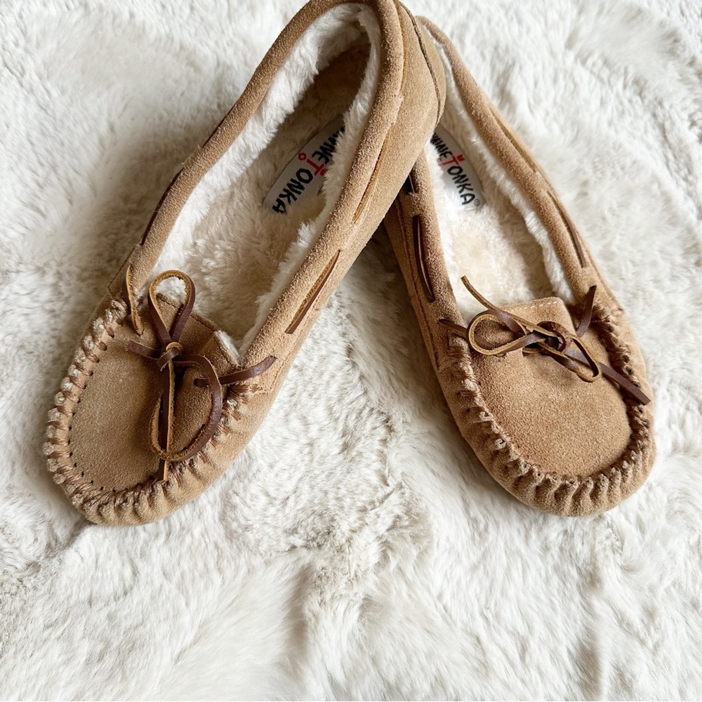 Minnetonka Tan Suede Leather Chrissy Moccasin Slippers‎ Womens 6